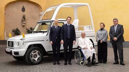 Mercedes-Benz presentó al Papa Francisco el "papamóvil" eléctrico de la Clase G