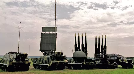 Drones kamikazes ucranianos atacaron un sistema ruso de misiles tierra-aire Buk: el lanzador, la lanzadera y la estación de detección de objetivos fueron destruidos
