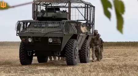 Los vehículos blindados de transporte de tropas estadounidenses M1117, prometidos a Ucrania en 2022, han llegado por fin a manos de los soldados ucranianos.