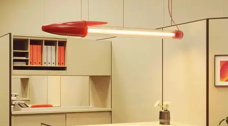 Seletti presentó la Bic Lamp — una lámpara en forma del icónico bolígrafo