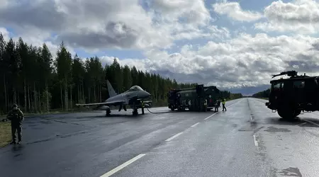 Los cazas británicos Eurofighter Typhoon FGR.4, junto con los F-35 Lightning II, practicaron despegues y aterrizajes en una vía pública.