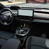 Detalles en el interior del Toyota bZ renovado