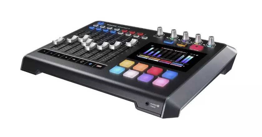 Tascam Mixcast 4 conectores para un podcast