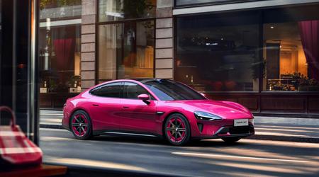 Xiaomi presenta el nuevo color Brilliant Magenta para el coche eléctrico SU7 en honor al 15º aniversario de la marca