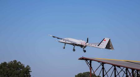 Lanzamiento por primera vez de un dron de ataque desde cubierta Bayraktar TB3 desde un salto de esquí