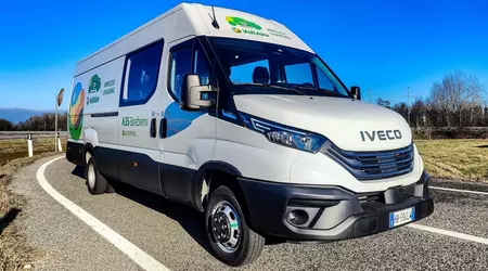 Iveco prueba un sistema de carga inalámbrica revolucionario para furgonetas eléctricas en la autopista italiana