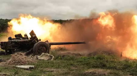 Las AFU destruyen un APC MT-LB ruso con un cañón MT-12 Rapira de 100 mm