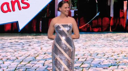 Adobe ha presentado un vestido interactivo hecho de pantallas textiles flexibles que pueden cambiar de color y dibujo