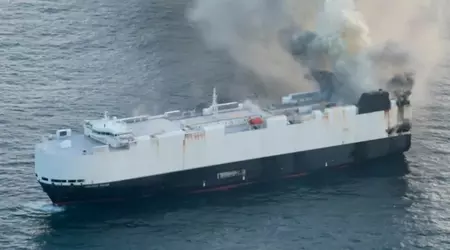 Un barco en llamas lleno de coches se hundió en aguas internacionales