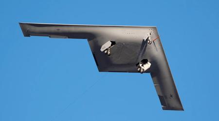 El bombardero nuclear B-21 Raider realiza su vuelo inaugural y se traslada a una base de las Fuerzas Aéreas de EE.UU. para realizar más pruebas.