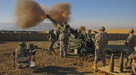 Artilleros ucranianos muestran a periodistas estadounidenses un vídeo exclusivo de la destrucción de un tanque ruso con un obús M777