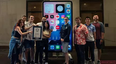Nuevo récord Guinness: unos blogueros fabrican el iPhone 15 Pro Max más grande del mundo de 2 metros de altura y más de 200 kg de peso