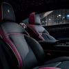 Primer plano del Rolls-Royce Spectre 2025 Insignia negra
