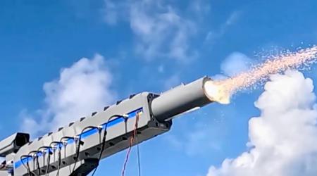 Japón se ha convertido en el primer país del mundo en probar un cañón de riel electromagnético en un buque. El cañón puede acelerar un proyectil de 40 mm a 2,23 km/seg.