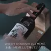 Logo de Kojima en una botella de sake.