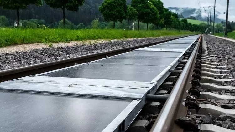 Paneles solares entre raíles: más de ...