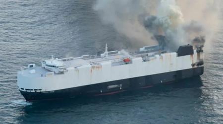 Un barco en llamas lleno de coches se hundió en aguas internacionales