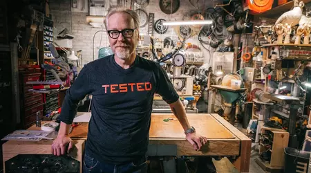 La estrella de MythBusters Adam Savage probó los auriculares AirPods Pro 2 como audífonos y quedó encantado (vídeo)