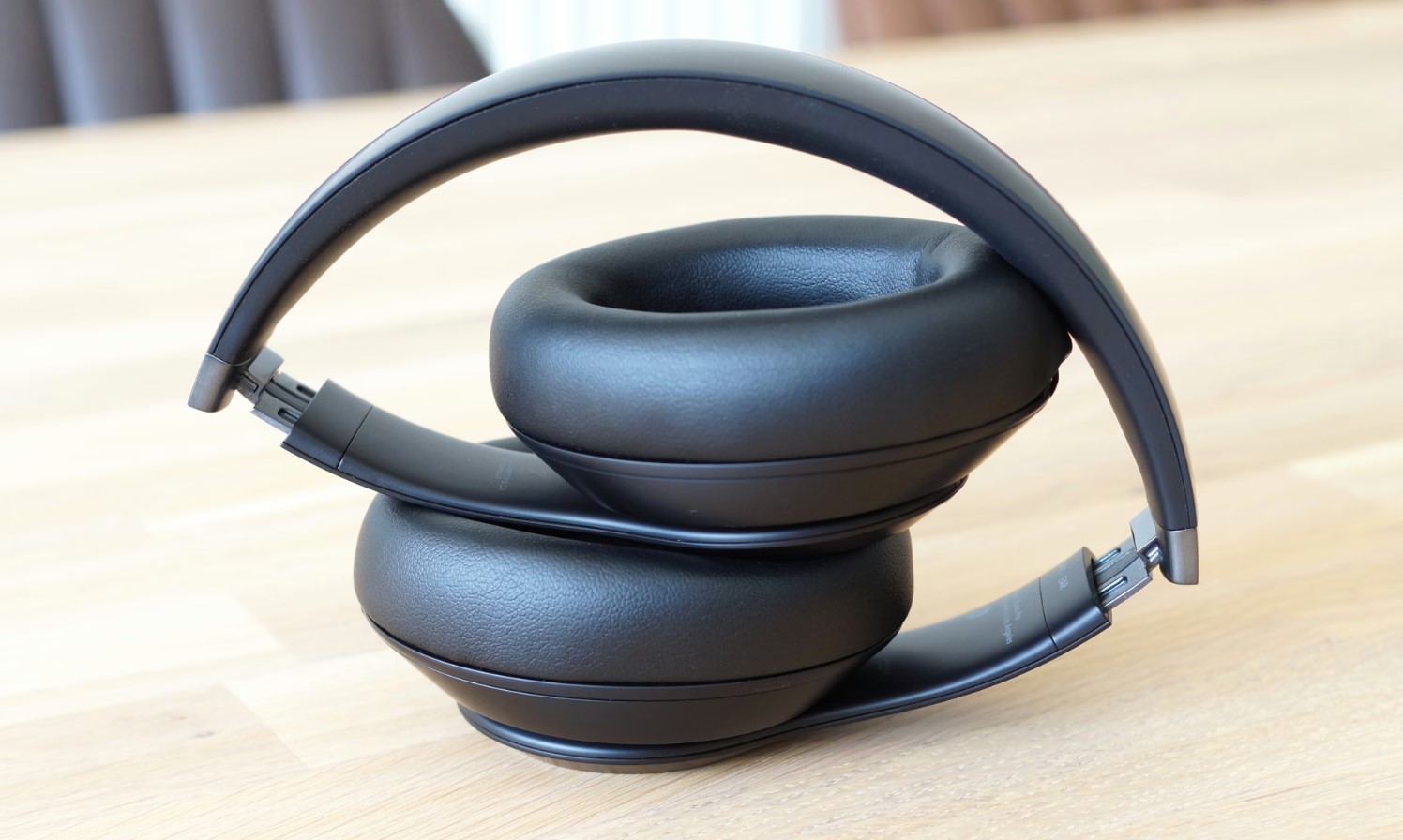 Auriculares Beats Studio Pro sobre la oreja para música