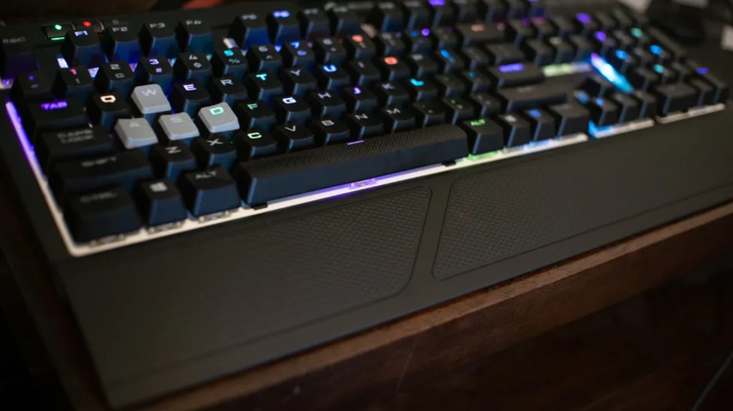 teclado mecánico silencioso Corsair Strafe RGB MK.2