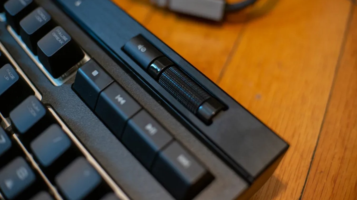 teclado gaming sin ruido Corsair Strafe RGB MK.2