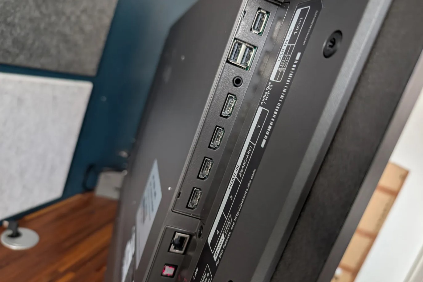 Televisor LG de 42 pulgadas OLED evo C4 Series para apartamento pequeño