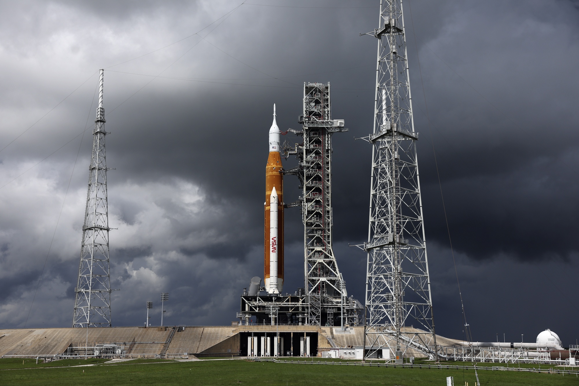 La NASA pospone el lanzamiento del cohete Space Launch System y el inicio de la misión lunar Artemis 1 debido a la tormenta que se avecina en Florida La NASA pospone el lanzamiento del cohete Space Launch System y el inicio de la misión lunar Artemis 1 debido a la tormenta que se avecina en Florida