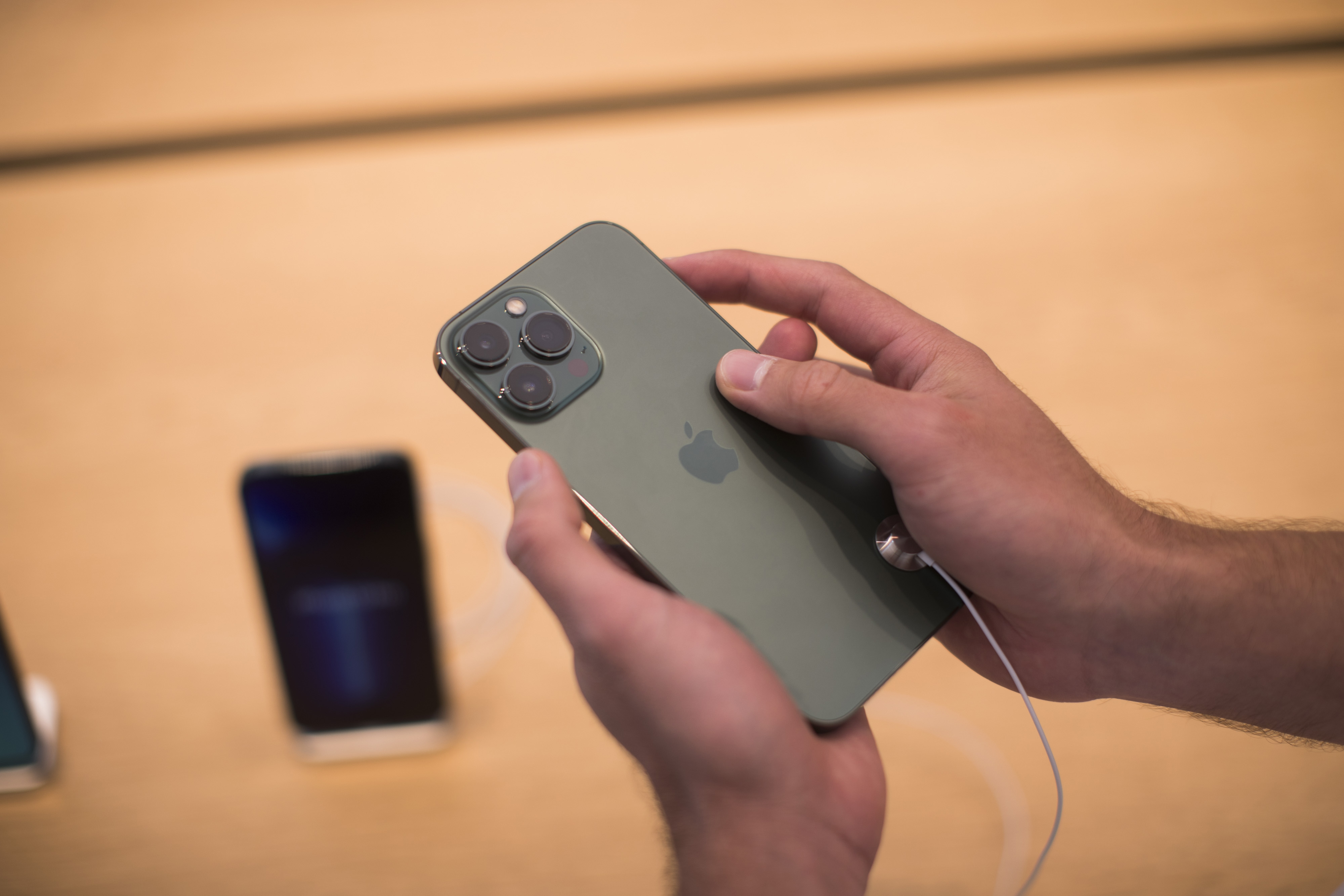 Las acciones de Apple renuevan su mínimo desde junio de 2021 por la caída de los envíos de iPhone Las acciones de Apple renuevan su mínimo desde junio de 2021 por la caída de los envíos de iPhone