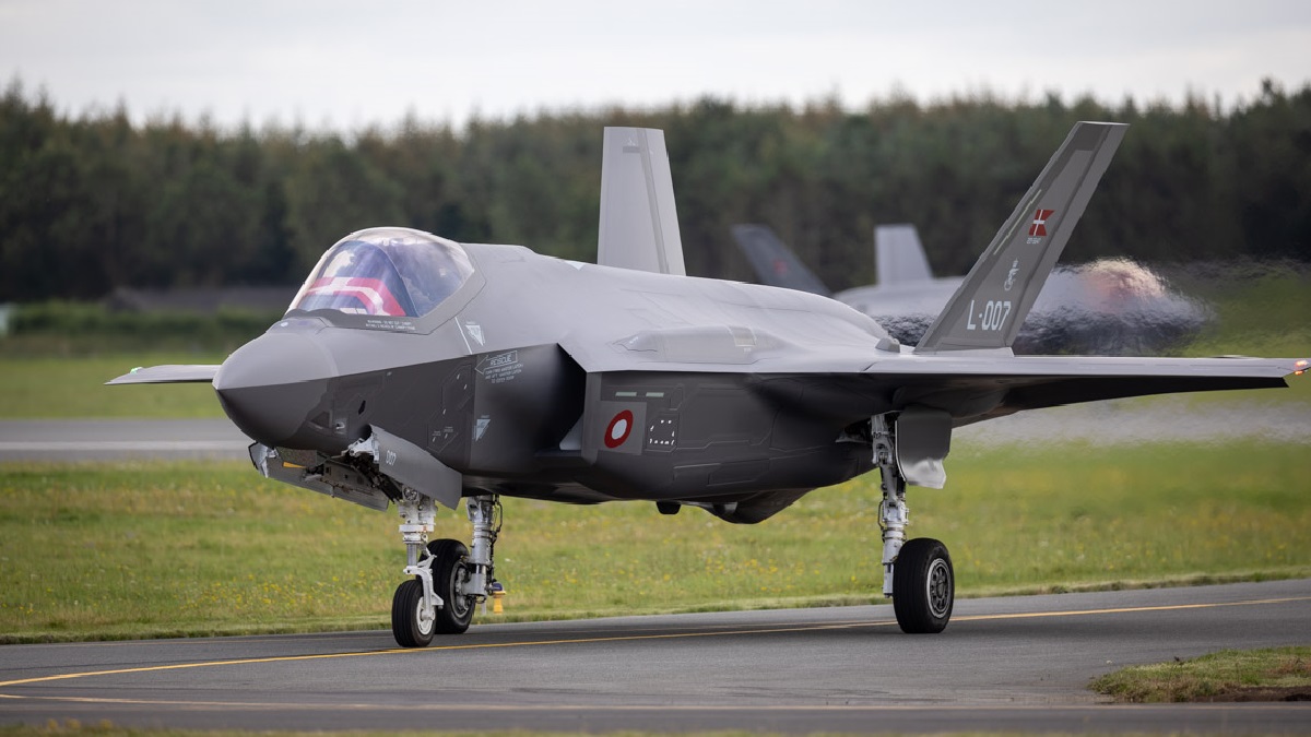 Los primeros cazas F-35 Lightning II han llegado a Dinamarca para sustituir a los F-16 Fighting Falcon que se transferirán a Ucrania. Los primeros cazas F-35 Lightning II han llegado a Dinamarca para sustituir a los F-16 Fighting Falcon que se transferirán a Ucrania.
