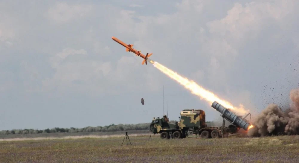 Los SAM rusos S-400 y el radar Podlyot en Crimea fueron destruidos por el sistema ucraniano de misiles de crucero Neptun, que hundió el crucero insignia Moskva. Los SAM rusos S-400 y el radar Podlyot en Crimea fueron destruidos por el sistema ucraniano de misiles de crucero Neptun, que hundió el crucero insignia Moskva.