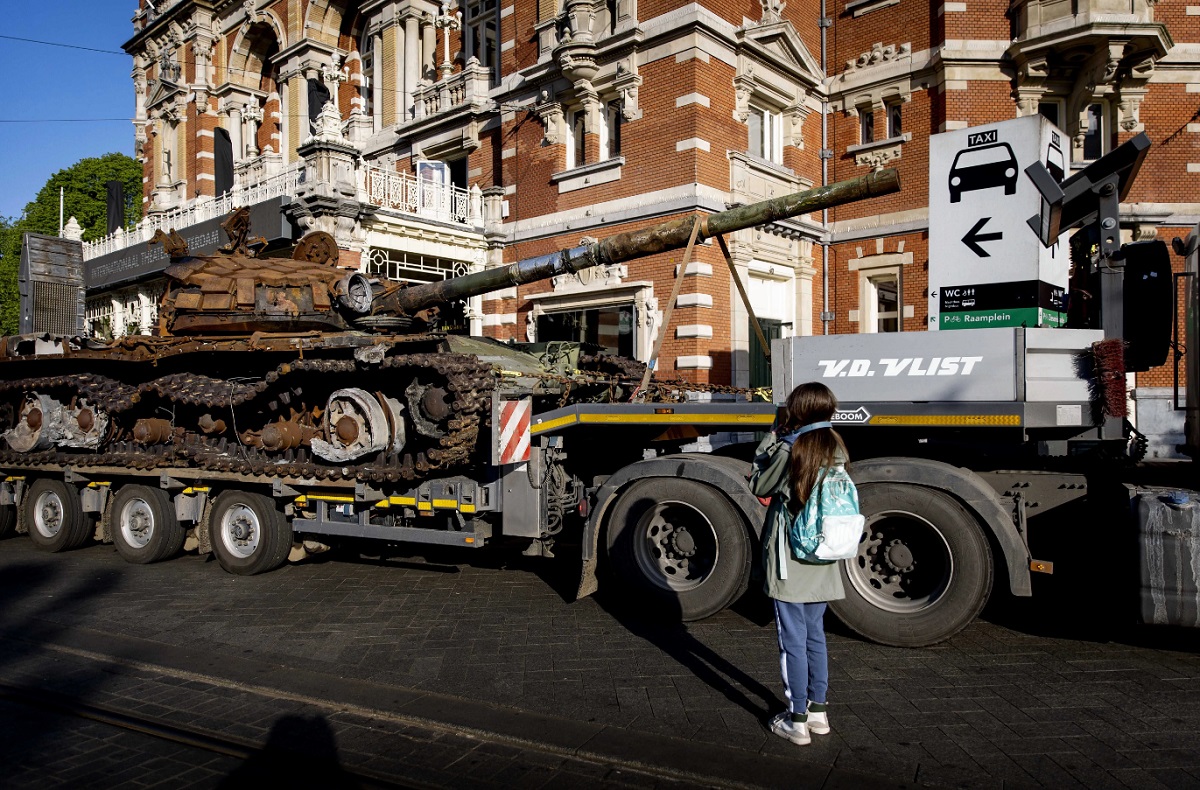T-72B en los Países Bajos - tanque ruso destruido en la plaza Leidseplein del centro de Ámsterdam T-72B en los Países Bajos - tanque ruso destruido en la plaza Leidseplein del centro de Ámsterdam