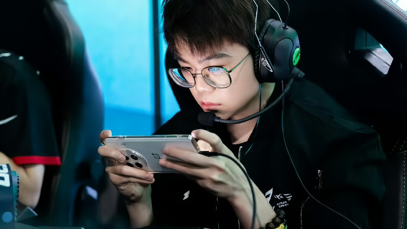 El OnePlus 13 apareció en tres colores en un evento chino de videojuegos antes de su debut El OnePlus 13 apareció en tres colores en un evento chino de videojuegos antes de su debut