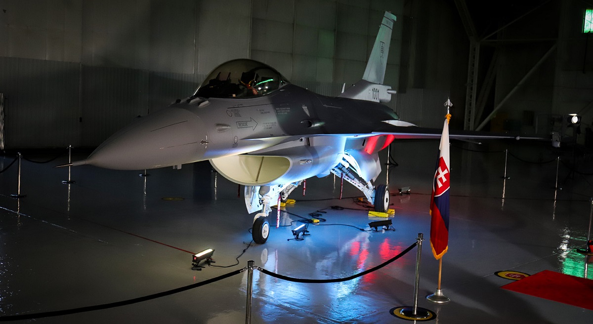 Lockheed Martin ha presentado el primer caza F-16 Block 70 modernizado de cuarta generación para la Fuerza Aérea Eslovaca. Lockheed Martin ha presentado el primer caza F-16 Block 70 modernizado de cuarta generación para la Fuerza Aérea Eslovaca.