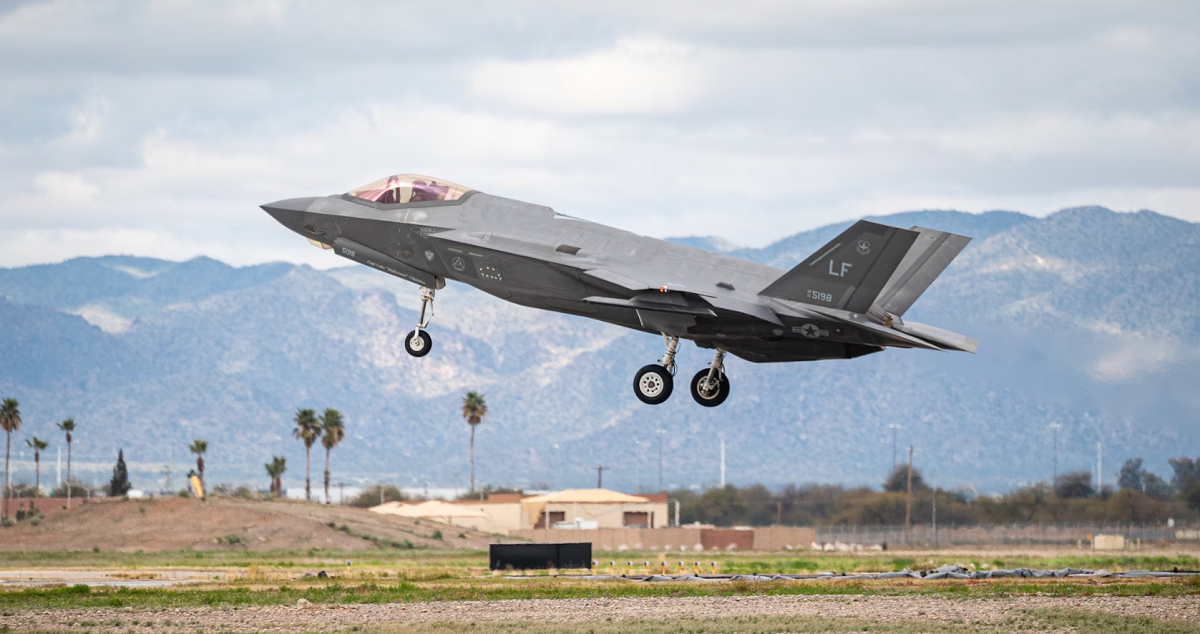 Las Fuerzas Aéreas estadounidenses han abierto una investigación sobre un fallo mecánico a bordo del caza de quinta generación F-35 Lightning II mientras volaba Las Fuerzas Aéreas estadounidenses han abierto una investigación sobre un fallo mecánico a bordo del caza de quinta generación F-35 Lightning II mientras volaba