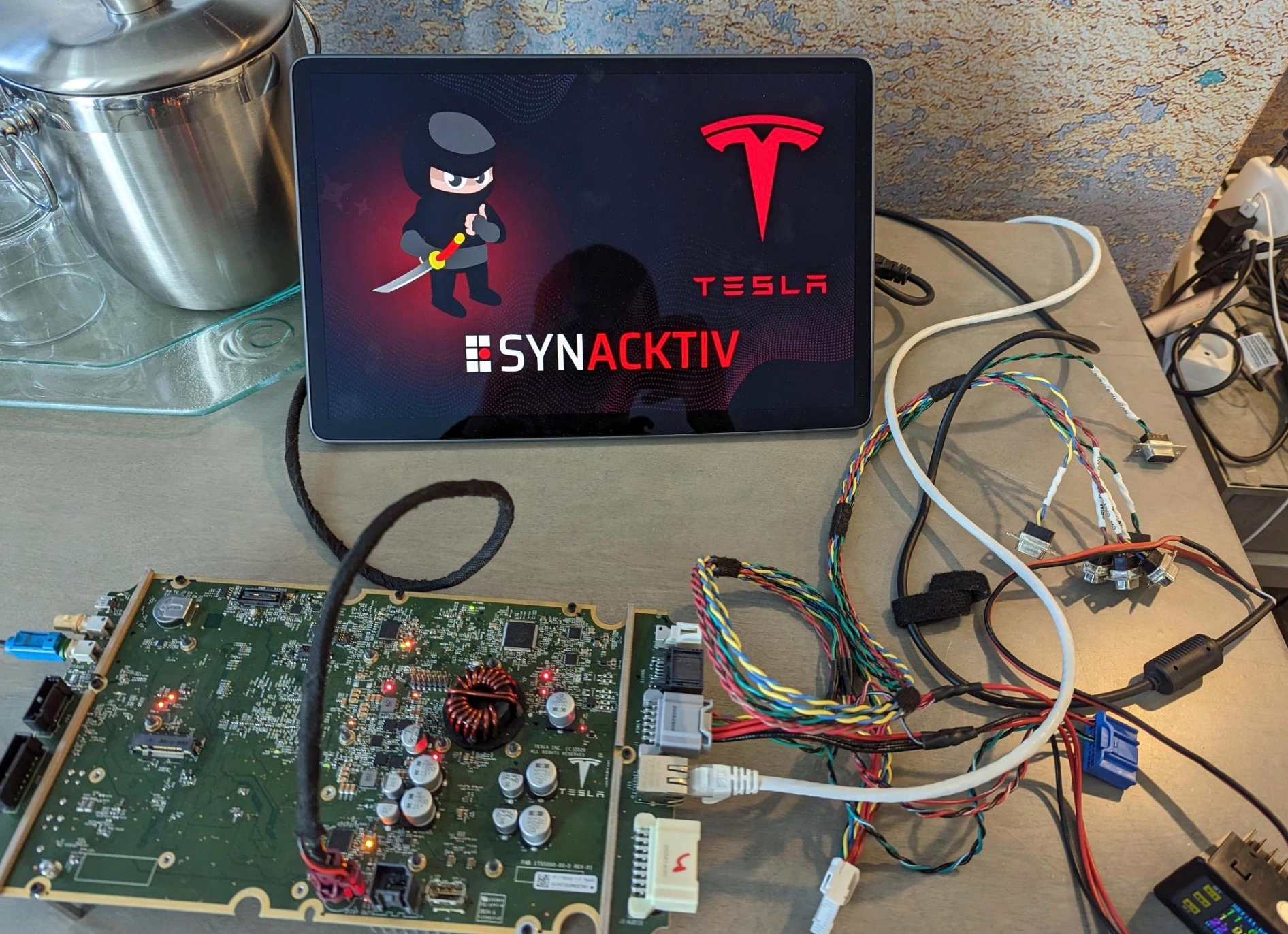 Los hackers recibieron 100.000 dólares y un coche eléctrico Tesla Model 3 por dos hackeos de seguridad de Tesla Los hackers recibieron 100.000 dólares y un coche eléctrico Tesla Model 3 por dos hackeos de seguridad de Tesla