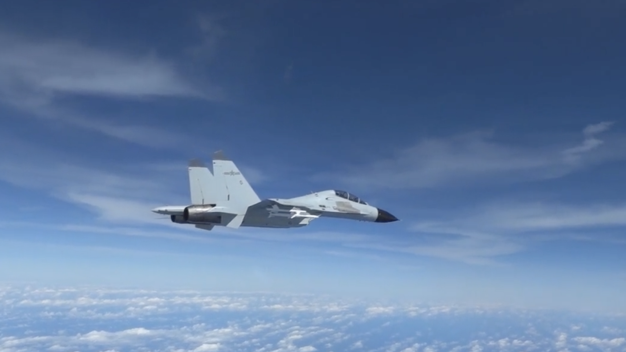 Un caza chino J-11 ejecutó una maniobra peligrosa y estuvo a punto de colisionar con un avión de combate estadounidense RC-135 Rivet Joint. Un caza chino J-11 ejecutó una maniobra peligrosa y estuvo a punto de colisionar con un avión de combate estadounidense RC-135 Rivet Joint.