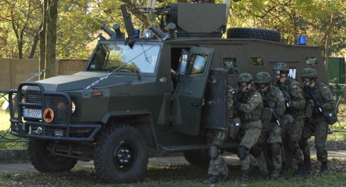 Las Fuerzas Armadas de Ucrania mostraron el vehículo blindado polaco AMZ Dzik en el frente Las Fuerzas Armadas de Ucrania mostraron el vehículo blindado polaco AMZ Dzik en el frente