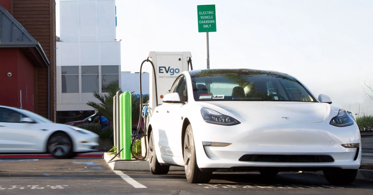 Tesla Model 3: Reflexiones y el futuro de las estaciones de carga