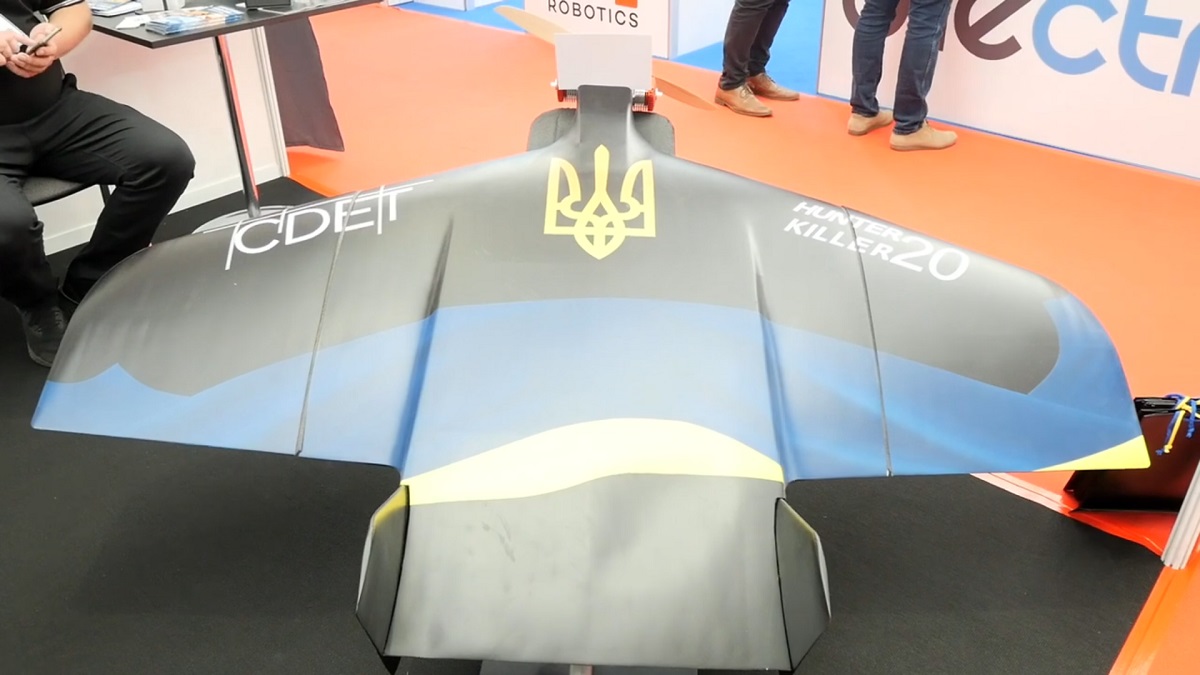 La empresa ucraniana KORT presentó el dron de ataque Hunter Killer 20 con un alcance de hasta 1.000 km y una ojiva de 15 kg. La empresa ucraniana KORT presentó el dron de ataque Hunter Killer 20 con un alcance de hasta 1.000 km y una ojiva de 15 kg.