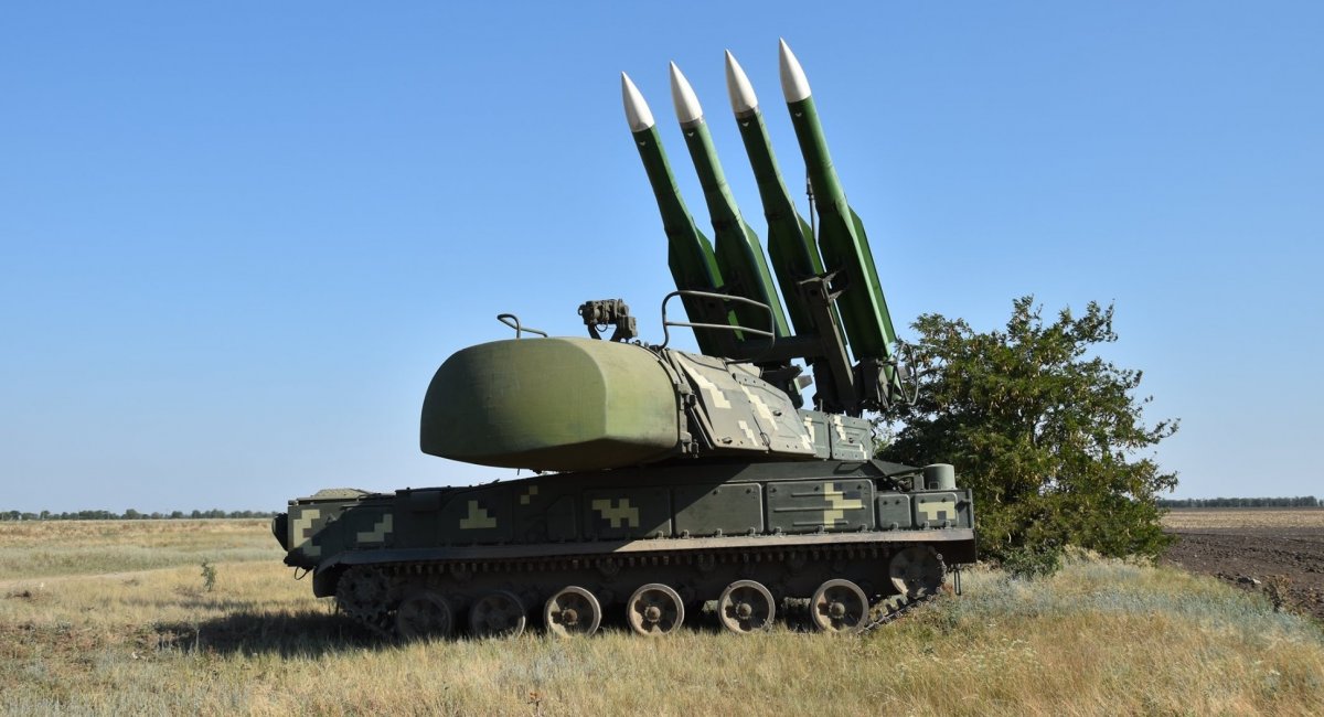 Las Fuerzas Armadas de Ucrania mostraron el lanzamiento de misiles desde dos sistemas de misiles antiaéreos Buk para destruir objetivos aéreos. Las Fuerzas Armadas de Ucrania mostraron el lanzamiento de misiles desde dos sistemas de misiles antiaéreos Buk para destruir objetivos aéreos.
