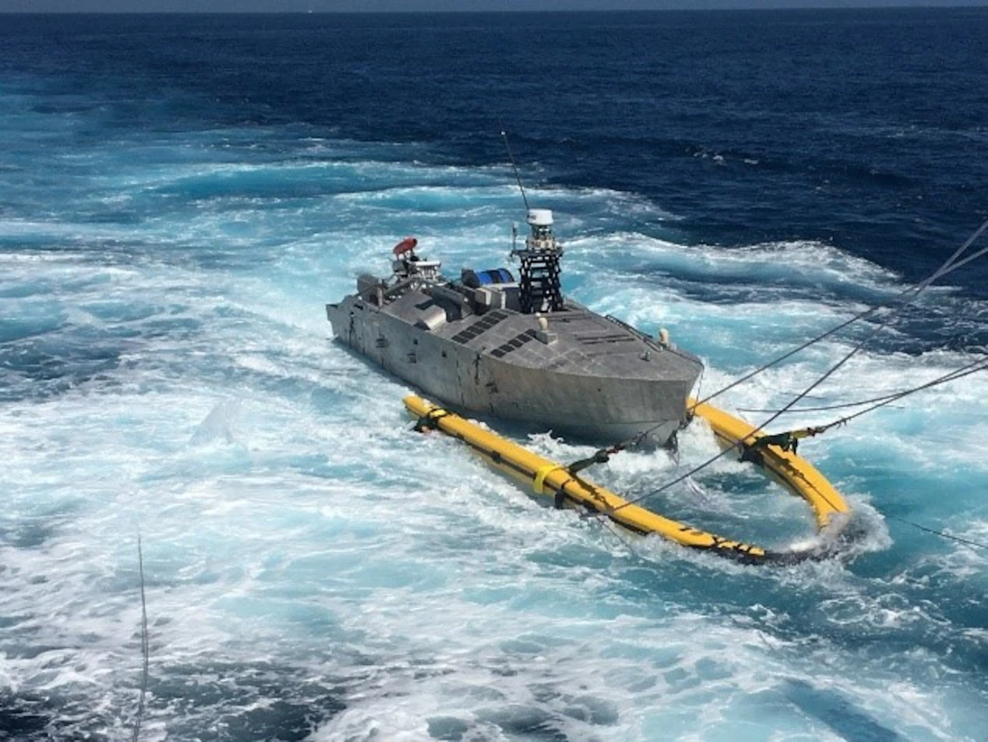 La Armada de EE.UU. lanza oficialmente barcos robotizados La Armada de EE.UU. lanza oficialmente barcos robotizados