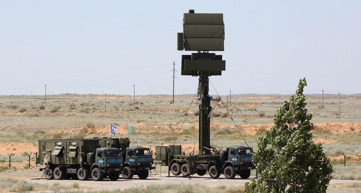 Un dron ucraniano FPV destruyó una rara estación de radar Podlyot, que se utiliza con los sistemas de defensa antiaérea S-300 y S-400