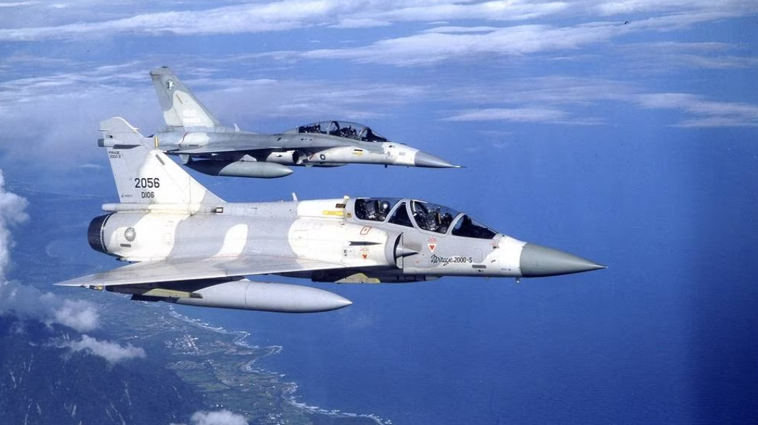 China simuló un combate aéreo entre F-16 y Mirage 2000: los cazas franceses obtuvieron una victoria convincente, destruyendo todos los aviones estadounidenses. China simuló un combate aéreo entre F-16 y Mirage 2000: los cazas franceses obtuvieron una victoria convincente, destruyendo todos los aviones estadounidenses.