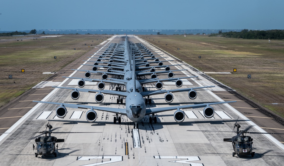 La Fuerza Aérea de EE.UU. demuestra el "paseo en elefante" de 18 enormes aviones de reabastecimiento KC-135 Stratotanker La Fuerza Aérea de EE.UU. demuestra el "paseo en elefante" de 18 enormes aviones de reabastecimiento KC-135 Stratotanker