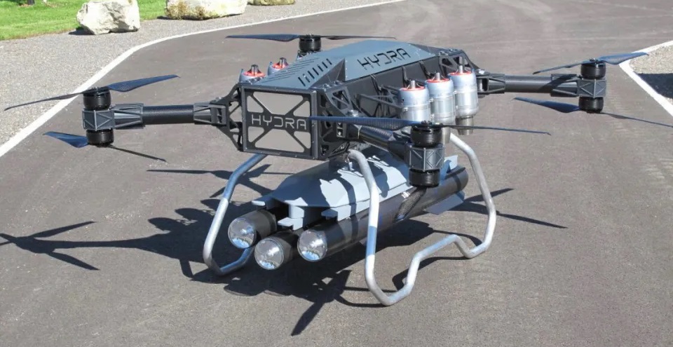 El Ejército británico ha presentado el avión no tripulado Hydra 400, armado con tres misiles Brimstone con un alcance de lanzamiento de más de 30 km. El Ejército británico ha presentado el avión no tripulado Hydra 400, armado con tres misiles Brimstone con un alcance de lanzamiento de más de 30 km.
