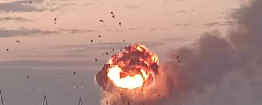 Las Fuerzas Armadas ucranianas han destruido un gran depósito de municiones ruso a más de 110 km de la línea del frente, donde sólo pueden llegar los misiles Storm Shadow y Tochka-U Las Fuerzas Armadas ucranianas han destruido un gran depósito de municiones ruso a más de 110 km de la línea del frente, donde sólo pueden llegar los misiles Storm Shadow y Tochka-U