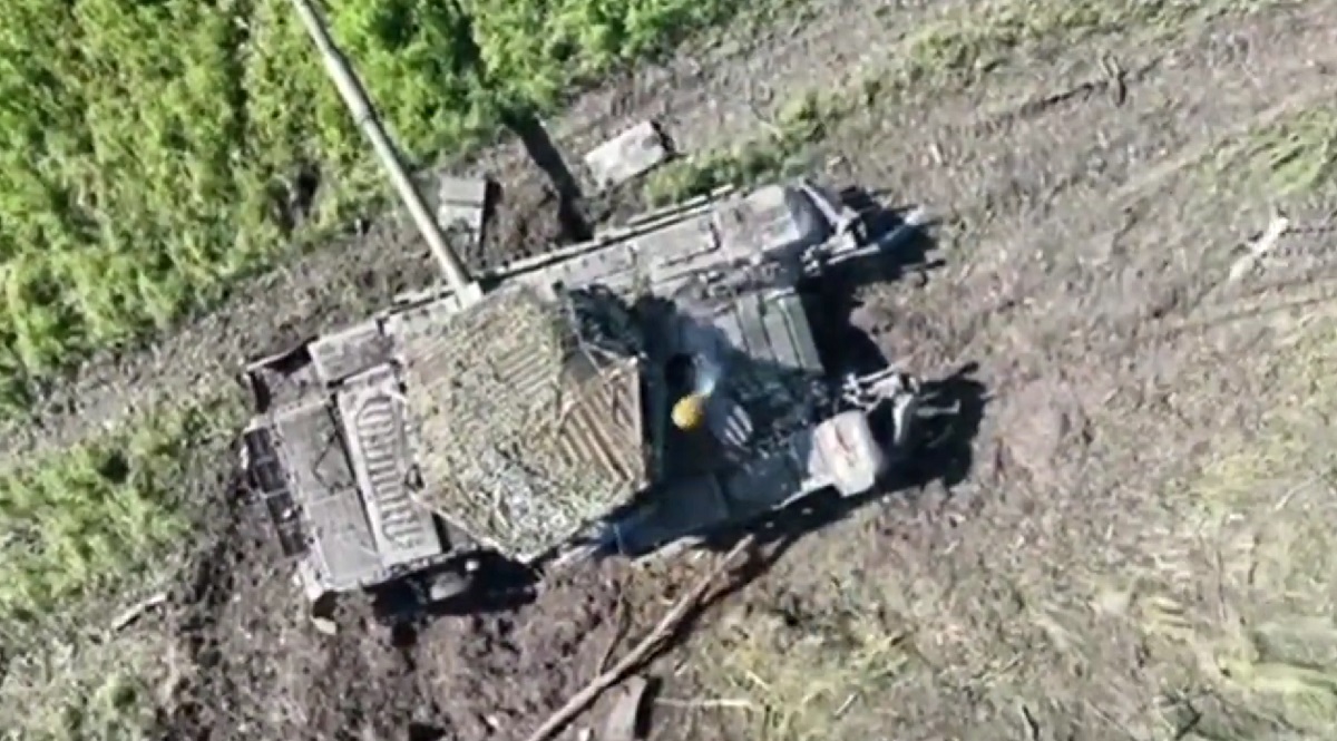 Un dron ucraniano quema un tanque ruso T-72B mejorado con una granada F-1 Un dron ucraniano quema un tanque ruso T-72B mejorado con una granada F-1