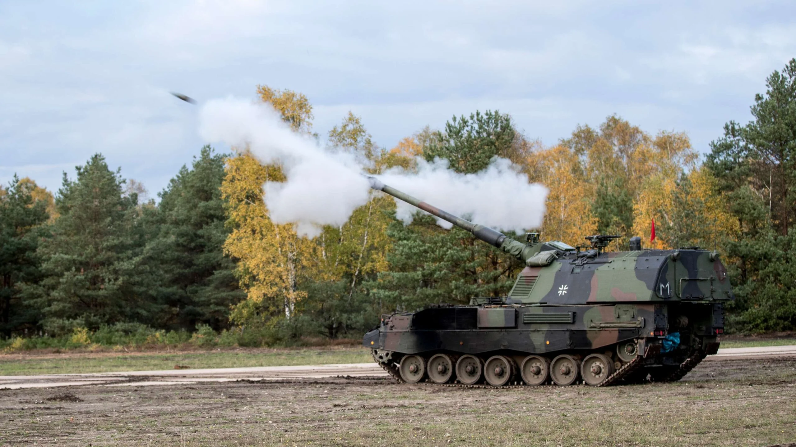 Alemania enviará a Ucrania un nuevo lote de sistemas de artillería Panzerhaubitze 2000, considerados como unos de los mejores obuses de 155 mm del mundo Alemania enviará a Ucrania un nuevo lote de sistemas de artillería Panzerhaubitze 2000, considerados como unos de los mejores obuses de 155 mm del mundo