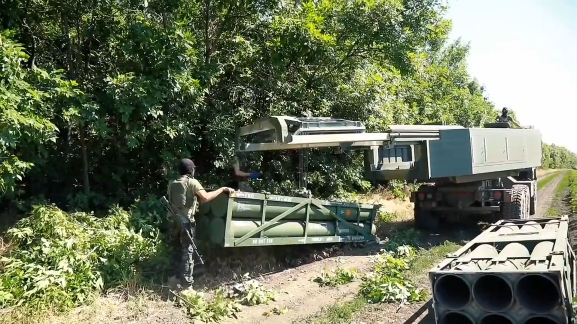 Militares ucranianos muestran el proceso de recarga de los HIMARS y revelan para qué objetivos se utiliza el MLRS estadounidense Militares ucranianos muestran el proceso de recarga de los HIMARS y revelan para qué objetivos se utiliza el MLRS estadounidense