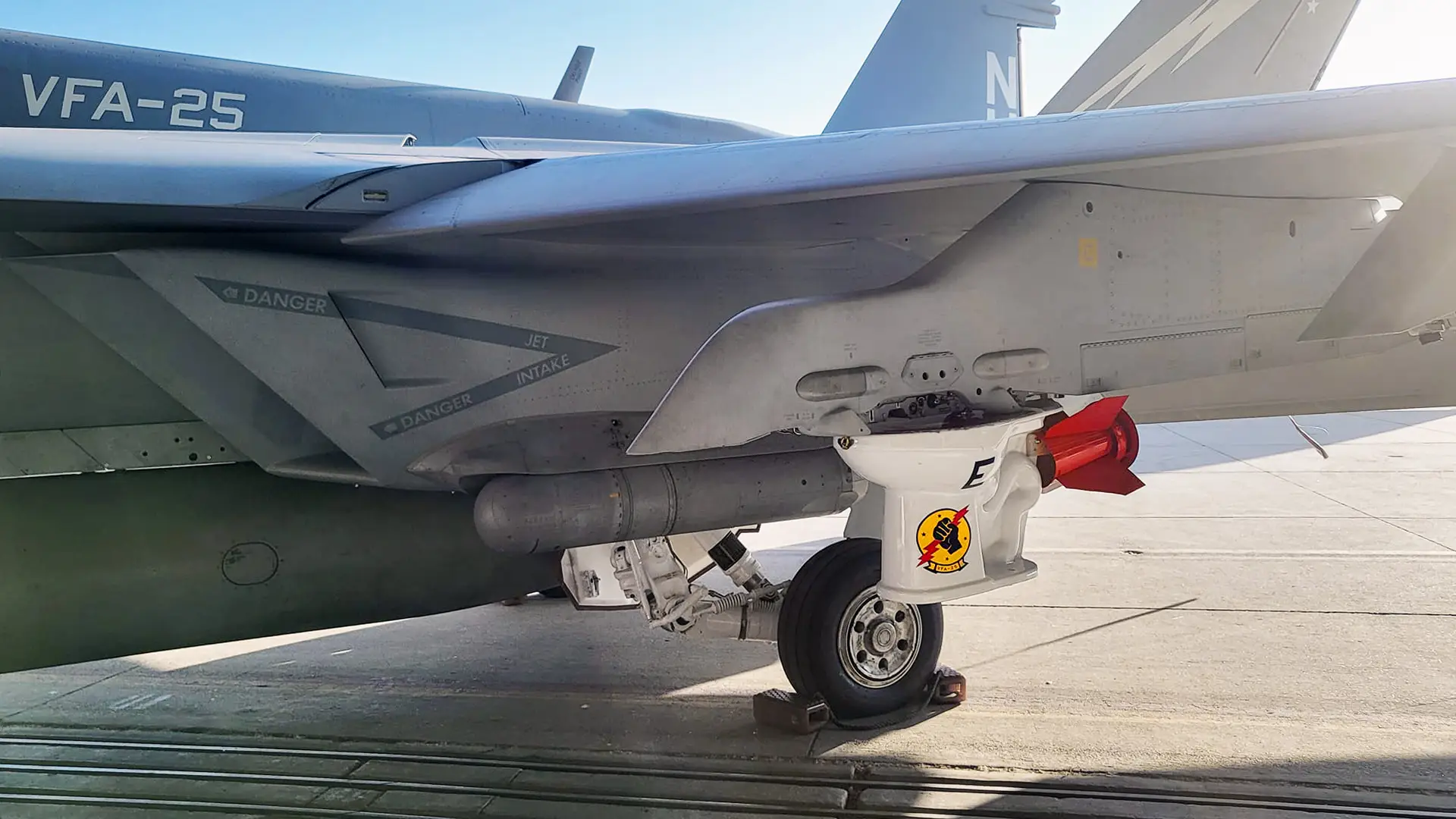 La Marina de EE.UU. mostró un caza F/A-18E Block III Super Hornet con una taza de váter como bomba La Marina de EE.UU. mostró un caza F/A-18E Block III Super Hornet con una taza de váter como bomba